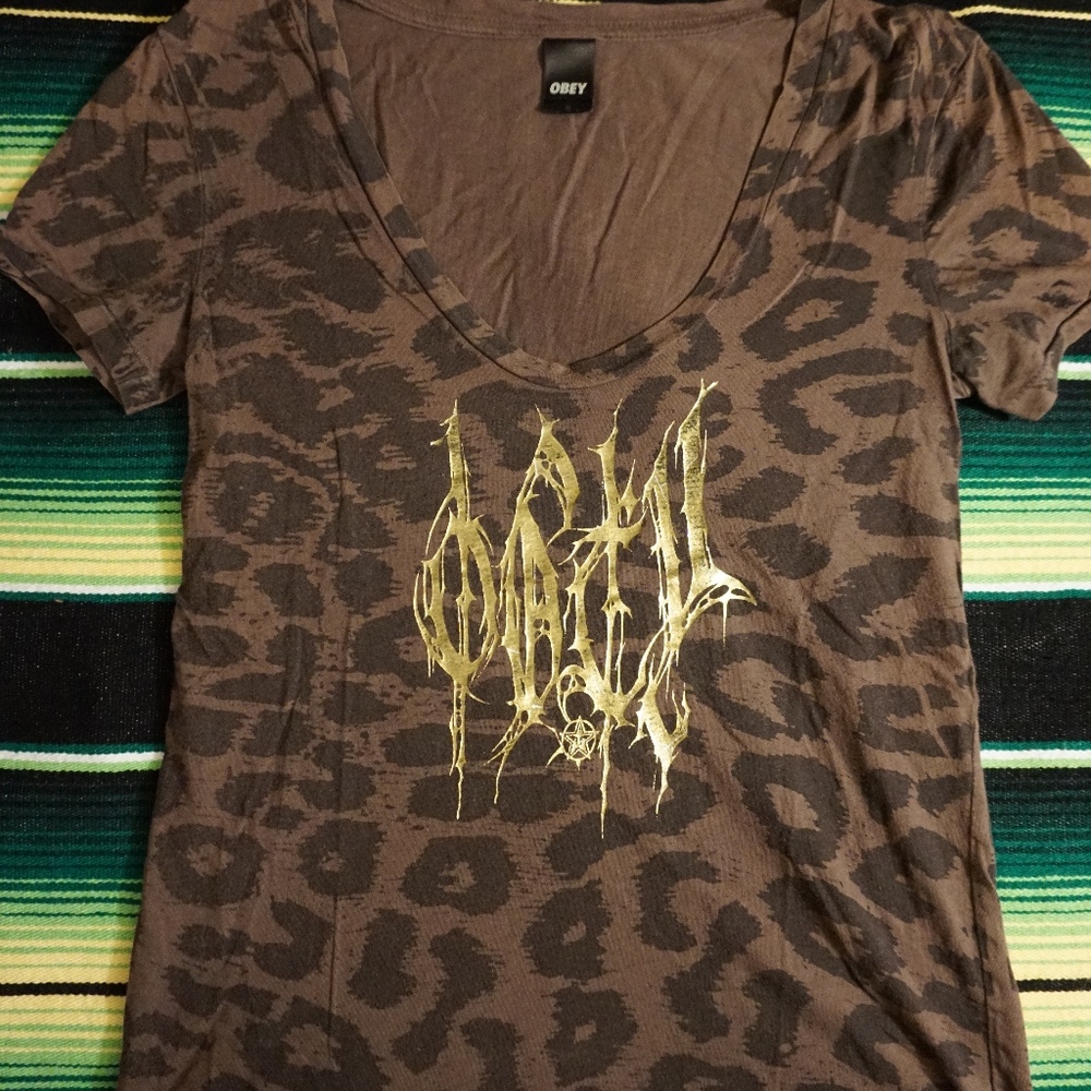 Obey Top